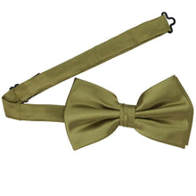 Load image into Gallery viewer, Fern pre-tied bow tie with an open band