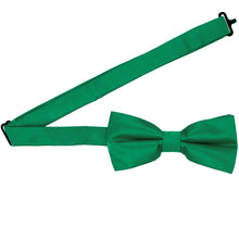 Load image into Gallery viewer, A kelly green pre-tied bow tie with the band collar open