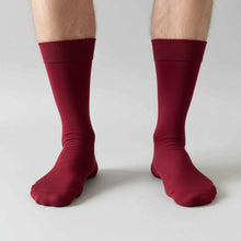 Load image into Gallery viewer, Man wearing a pair of burgundy socks